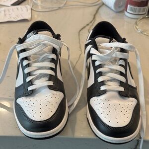 Nike Men’s Black and White Low-Top Sneakers with Lace-Up Closure